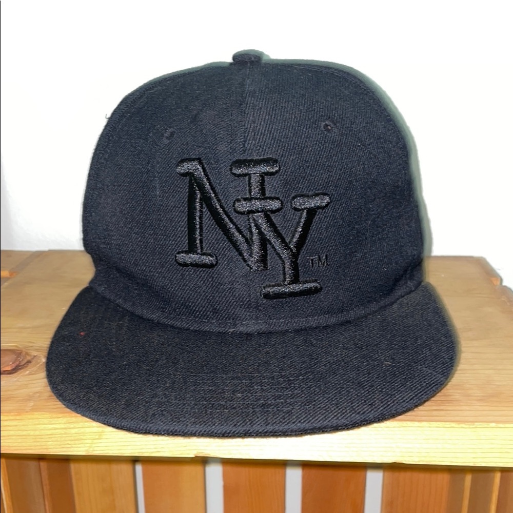 Black NY fitted cap.Size L